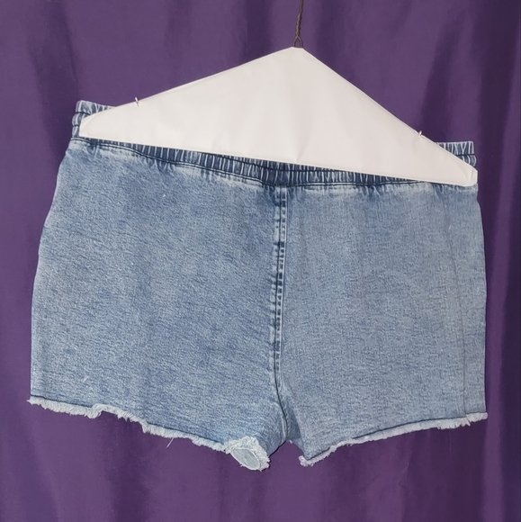 No Boundaries Jean shorts - Picture 2 of 3